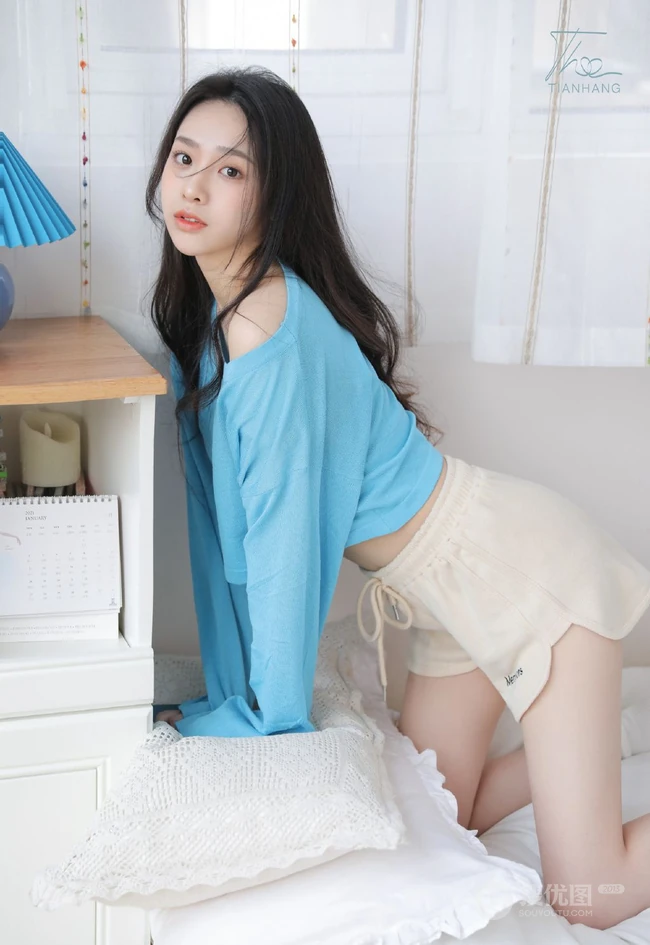温柔可人，笑容甜少女身着蓝衣短裤居家慵懒清新写真套图