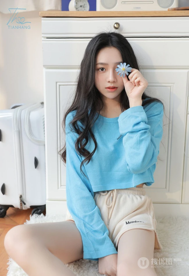温柔可人，笑容甜少女身着蓝衣短裤居家慵懒清新写真套图