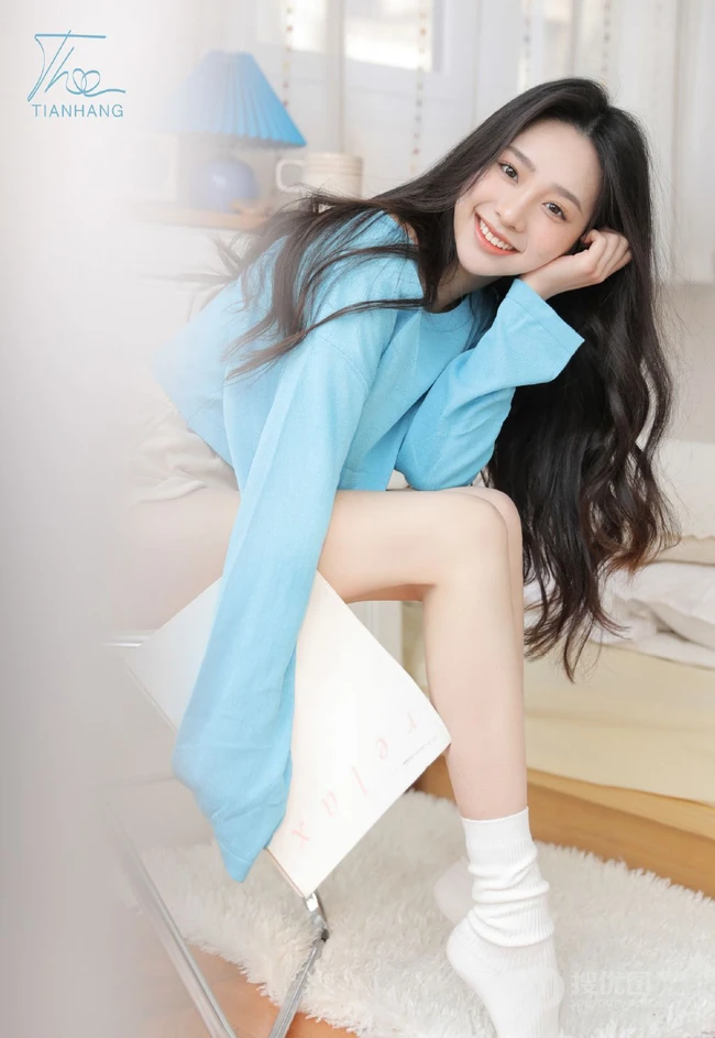 温柔可人，笑容甜少女身着蓝衣短裤居家慵懒清新写真套图