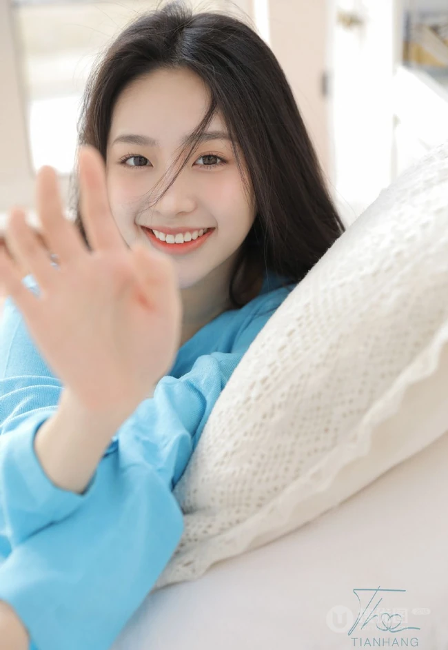 温柔可人，笑容甜少女身着蓝衣短裤居家慵懒清新写真套图