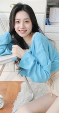 温柔可人，笑容甜少女身着蓝衣短裤居家慵懒清新写真套图