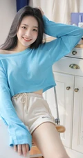 温柔可人，笑容甜少女身着蓝衣短裤居家慵懒清新写真套图