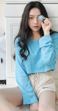 温柔可人，笑容甜少女身着蓝衣短裤居家慵懒清新写真套图