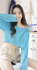 温柔可人，笑容甜少女身着蓝衣短裤居家慵懒清新写真套图