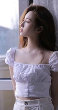 牛奶肌肤浅粉精致 高颜值清纯少女白衣白裤春意室内写真美照