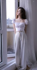 牛奶肌肤浅粉精致 高颜值清纯少女白衣白裤春意室内写真美照