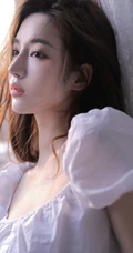 牛奶肌肤浅粉精致 高颜值清纯少女白衣白裤春意室内写真美照