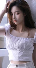 牛奶肌肤浅粉精致 高颜值清纯少女白衣白裤春意室内写真美照