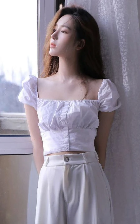 牛奶肌肤浅粉精致 高颜值清纯少女白衣白裤春意室内写真美照