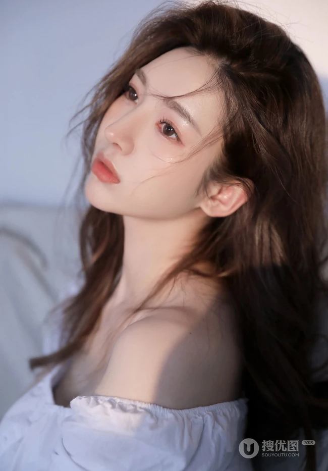 牛奶肌肤浅粉精致 高颜值清纯少女白衣白裤春意室内写真美照