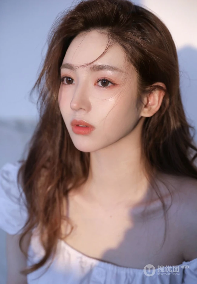 牛奶肌肤浅粉精致 高颜值清纯少女白衣白裤春意室内写真美照