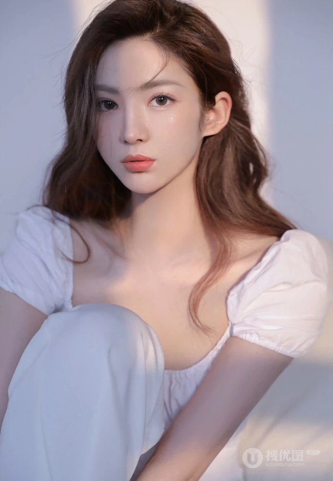 牛奶肌肤浅粉精致 高颜值清纯少女白衣白裤春意室内写真美照