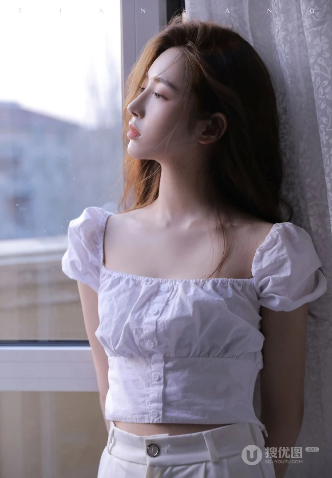 牛奶肌肤浅粉精致 高颜值清纯少女白衣白裤春意室内写真美照