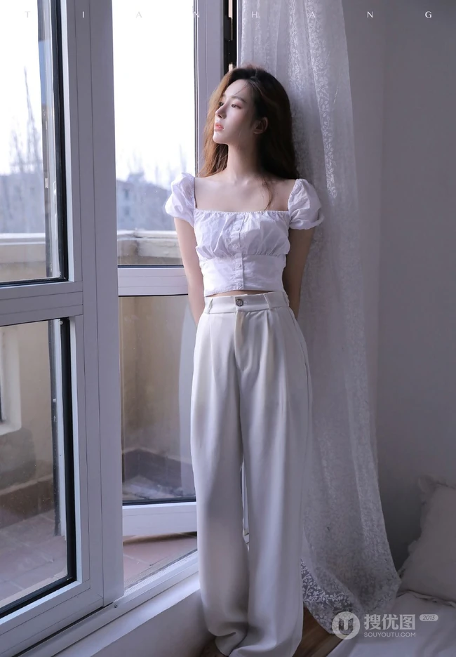 牛奶肌肤浅粉精致 高颜值清纯少女白衣白裤春意室内写真美照