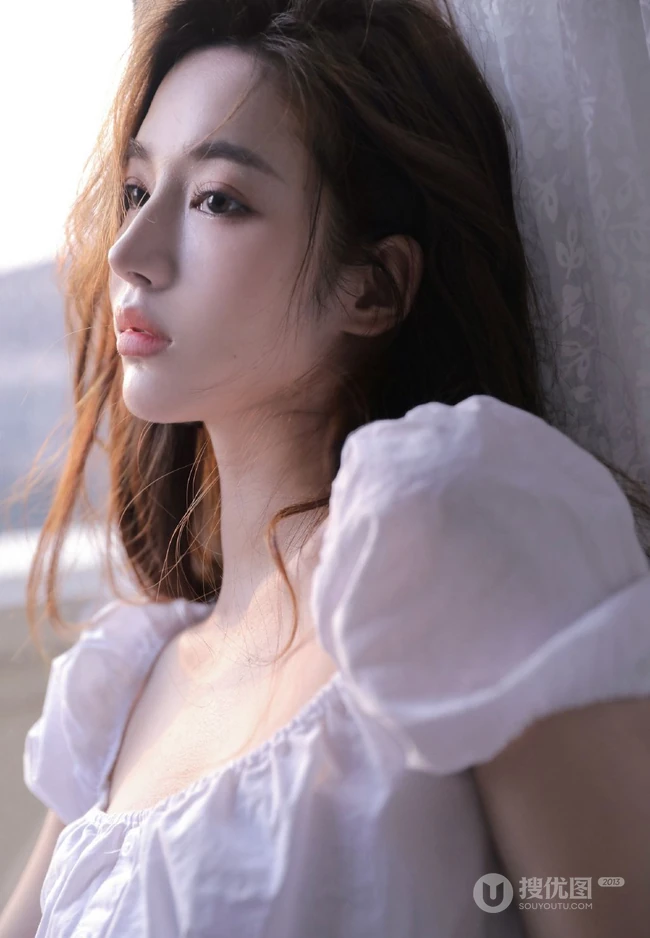牛奶肌肤浅粉精致 高颜值清纯少女白衣白裤春意室内写真美照