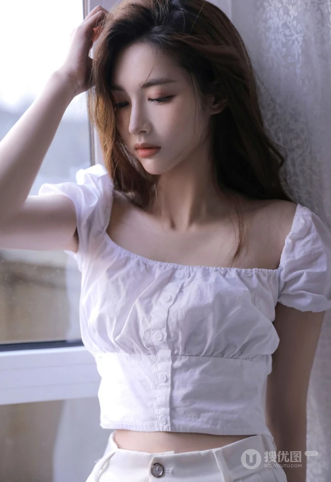 牛奶肌肤浅粉精致 高颜值清纯少女白衣白裤春意室内写真美照