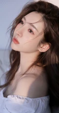 牛奶肌肤浅粉精致 高颜值清纯少女白衣白裤春意室内写真美照