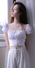 牛奶肌肤浅粉精致 高颜值清纯少女白衣白裤春意室内写真美照