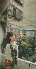 少女沈月休闲穿搭街拍闲逛春意十足甜美可爱写真图片