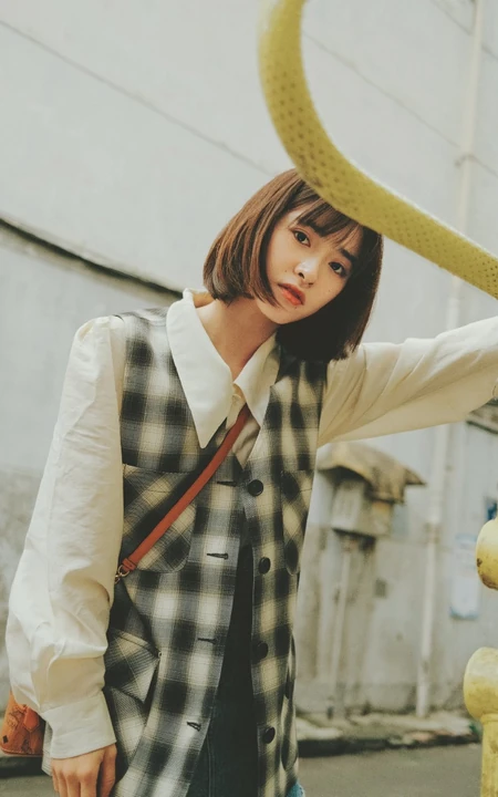 少女沈月休闲穿搭街拍闲逛春意十足甜美可爱写真图片