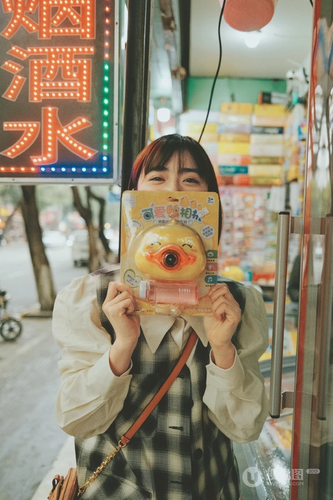 少女沈月休闲穿搭街拍闲逛春意十足甜美可爱写真图片