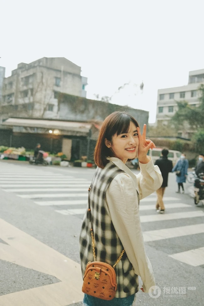 少女沈月休闲穿搭街拍闲逛春意十足甜美可爱写真图片