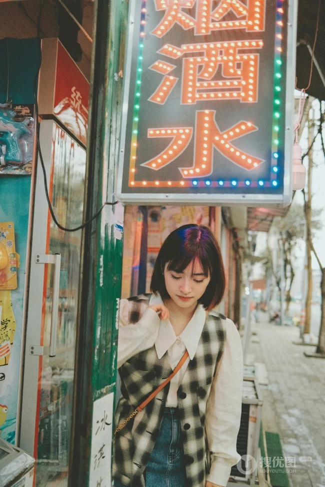 少女沈月休闲穿搭街拍闲逛春意十足甜美可爱写真图片