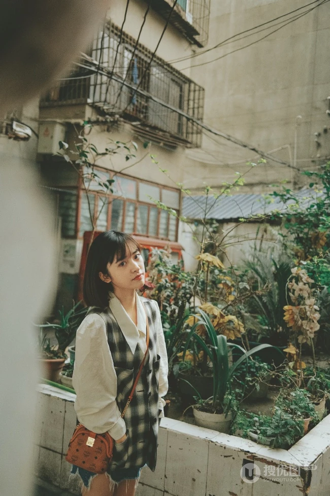 少女沈月休闲穿搭街拍闲逛春意十足甜美可爱写真图片