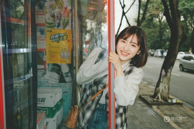 少女沈月休闲穿搭街拍闲逛春意十足甜美可爱写真图片