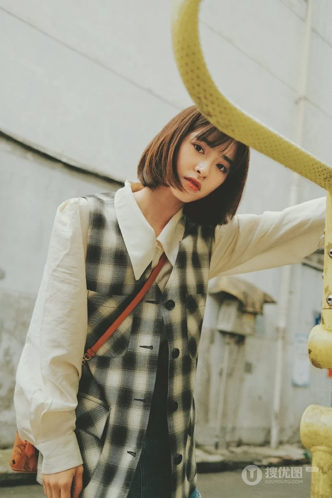 少女沈月休闲穿搭街拍闲逛春意十足甜美可爱写真图片