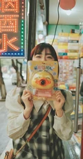 少女沈月休闲穿搭街拍闲逛春意十足甜美可爱写真图片
