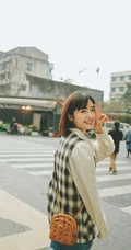少女沈月休闲穿搭街拍闲逛春意十足甜美可爱写真图片