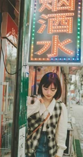 少女沈月休闲穿搭街拍闲逛春意十足甜美可爱写真图片