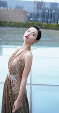 张嘉倪buling闪亮V领露背长裙礼服穿着漫步广场优雅写真图片