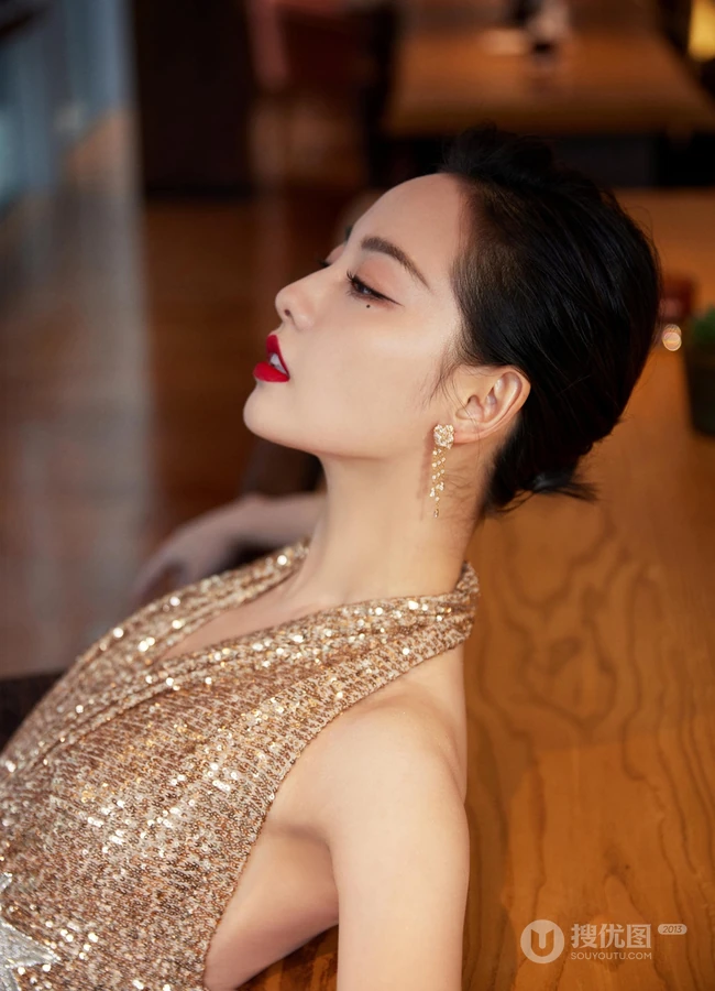 张嘉倪buling闪亮V领露背长裙礼服穿着漫步广场优雅写真图片