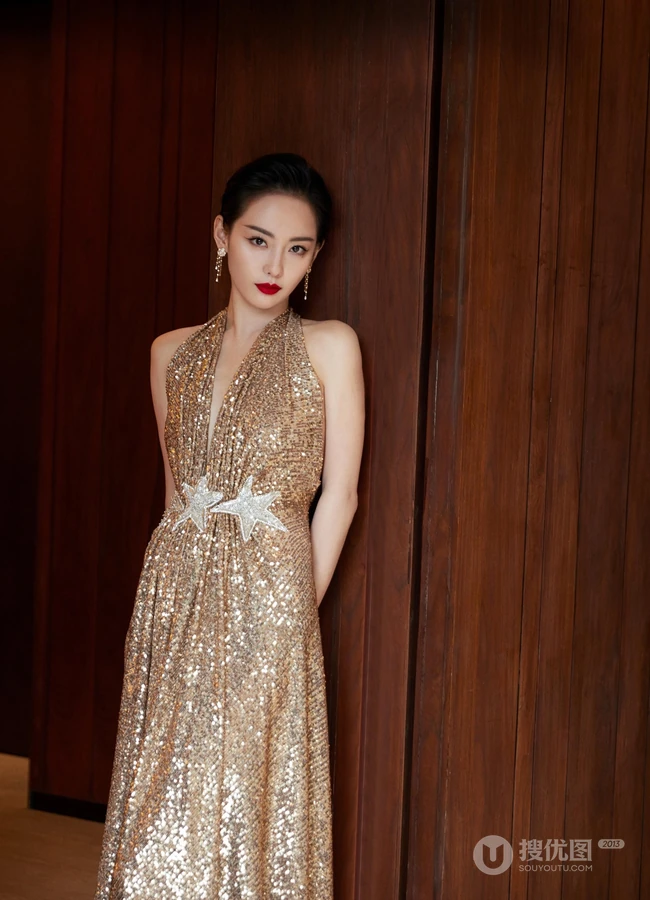 张嘉倪buling闪亮V领露背长裙礼服穿着漫步广场优雅写真图片