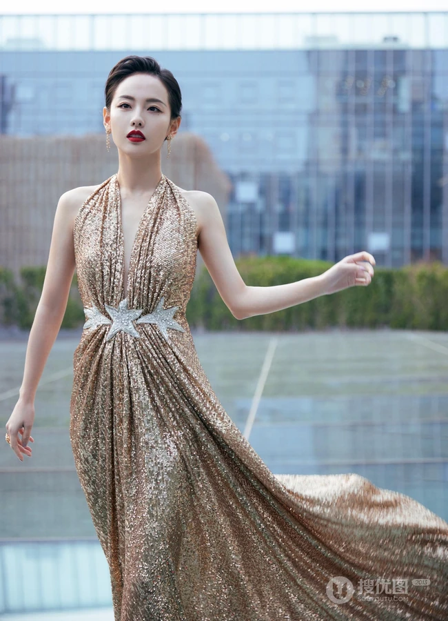 张嘉倪buling闪亮V领露背长裙礼服穿着漫步广场优雅写真图片