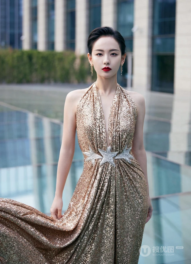 张嘉倪buling闪亮V领露背长裙礼服穿着漫步广场优雅写真图片