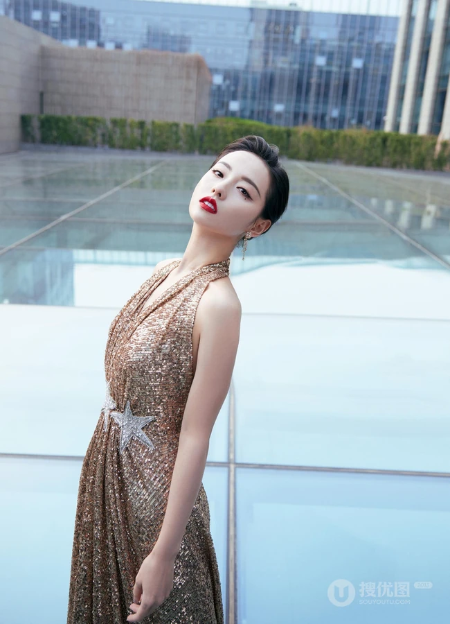 张嘉倪buling闪亮V领露背长裙礼服穿着漫步广场优雅写真图片