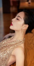 张嘉倪buling闪亮V领露背长裙礼服穿着漫步广场优雅写真图片