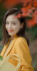 佟丽娅鹅黄色西服搭配白衫白裤气质动人户外公园写真美照