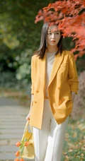 佟丽娅鹅黄色西服搭配白衫白裤气质动人户外公园写真美照
