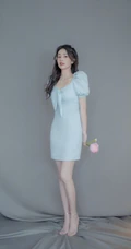 白鹿清新小蓝裙穿着手拿花朵优雅气质写真图片