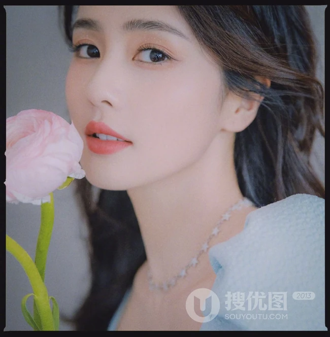 白鹿清新小蓝裙穿着手拿花朵优雅气质写真图片