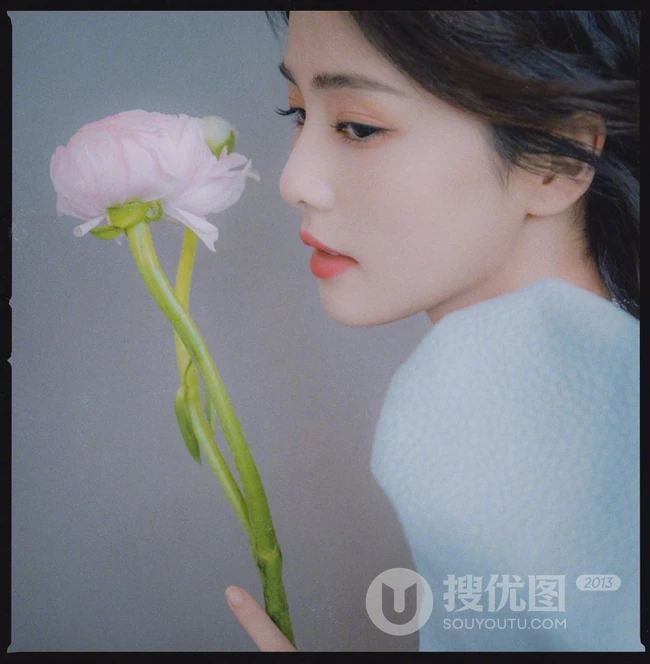 白鹿清新小蓝裙穿着手拿花朵优雅气质写真图片