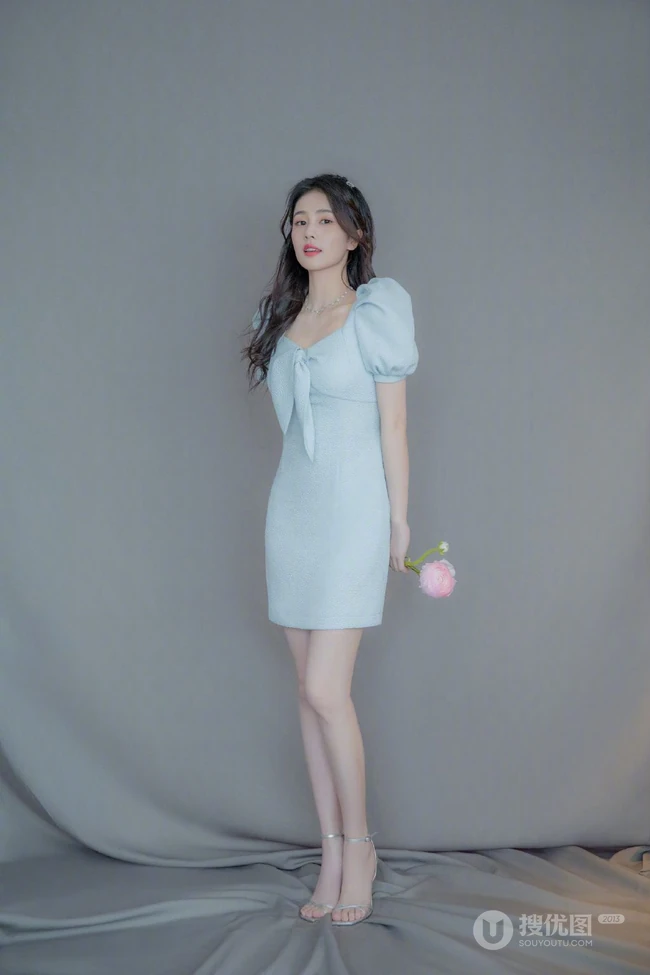 白鹿清新小蓝裙穿着手拿花朵优雅气质写真图片