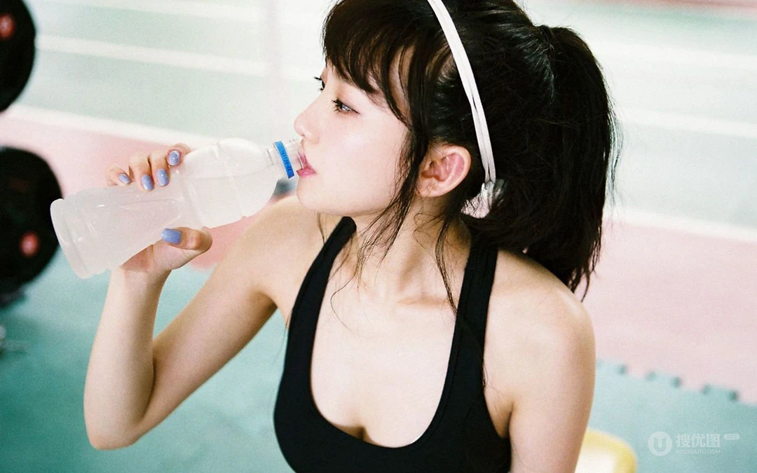 日本美少女金子理江紧身运动背心短裤打羽毛球写真桌面壁纸图片