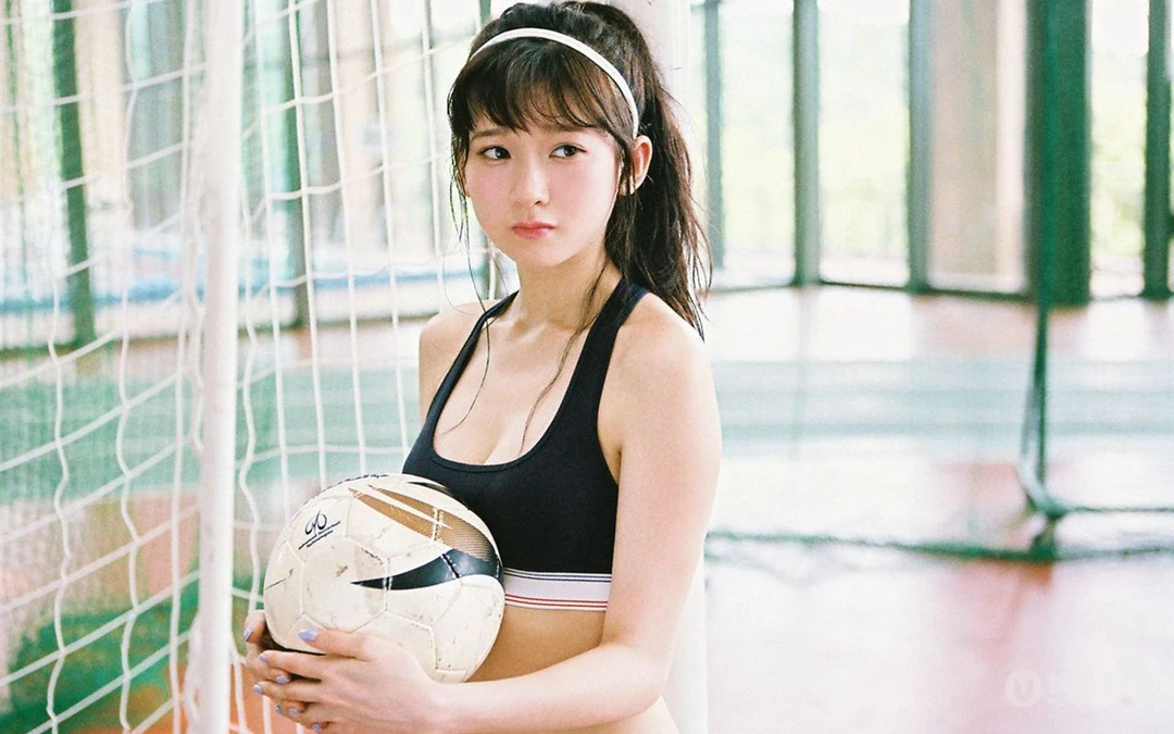 日本美少女金子理江紧身运动背心短裤打羽毛球写真桌面壁纸图片