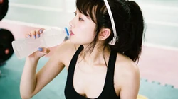 日本美少女金子理江紧身运动背心短裤打羽毛球写真桌面壁纸图片