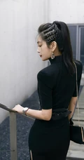 李冰冰身着黑色开叉连衣裙漫步阶梯优雅写真图片